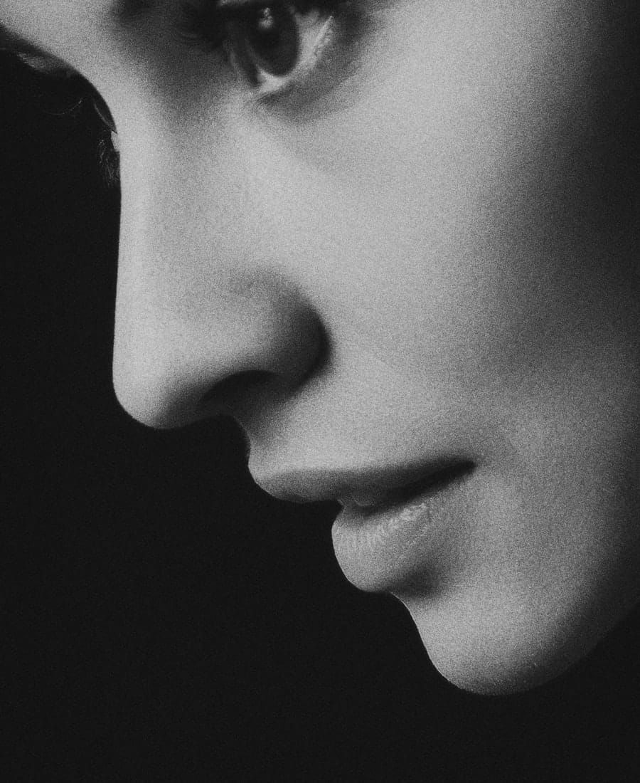 Portrait en noir et blanc, regard féminin